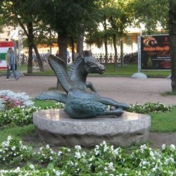 Статуя Пегаса на Тверском бульваре
