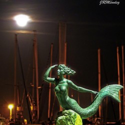 Статуя русалки у яхтклуба Монтриля
