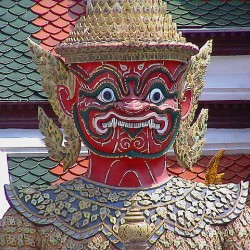 Тайский ракшас. Статуя у входа в храм