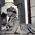 Статуя леди-сфинкс в Праге