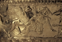 Аримаспы, сражающиеся с грифонами. Фрагмент с золотого калафа