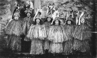 Дети из Фетлара (Шетландские острова), одетые как скеклеры. 1909 год. Фотография Шетландского музея