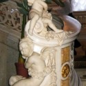 Скульптурная композиция, украшающая перила лестницы в Доме Ученых в Санкт-Петербуге