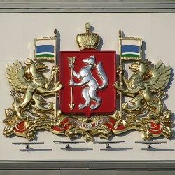 Герб Свердловской области на здании Законодательного собрания