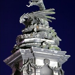 Валлийский дракон на крыше ратуши Кардиффа