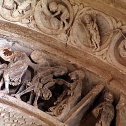 Скириты. Центральный тимпан в церкви Святой Магдалины в Везеле, Франция (1120-1132)