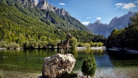 Статуя Златорога на Ясном озере (Jezero Jasna) в Словении