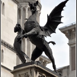 Dragon on Fleet Street. Статуя