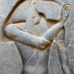 Барельеф с изображением бога Тота (Луксор)