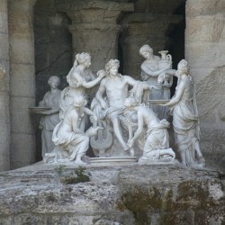 "Апполон и нимфы". Декоративная группа в гроте парка в Версале