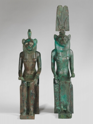 Две бронзовые статуэтки львиноголовых божеств мужского и женского пола