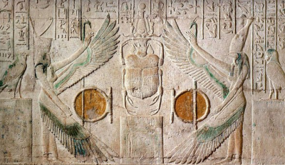 Богини Нехбет и Уто охраняют бога Хепри, символизирующего восходящее солнце (Туна эль-Гебель)
