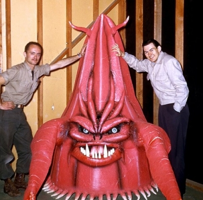 Пол Блэсделл (слева) и Боб Бёрнс с костюмом монстра из фильма "Оно покорило мир" (It Conquered the World, 1956) 