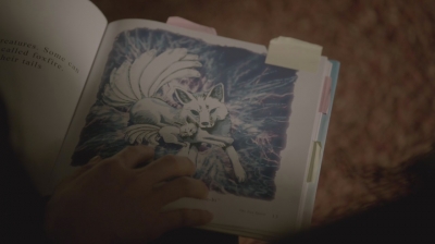 Рисунок кицунэ в детской книжке. Сериал "Волчонок" (Teen Wolf). Сезон 3, эпизод 17