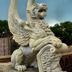 Статуя крылатого льва, поддерживающего герб