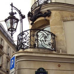 Париж, рю дю Драгон, металлическое украшение дома