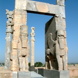 Статуи шеду и ламассу в Персеполе ("Врата всех народов")