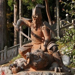 Статуя "Фудзивара-но Такамицу убивает Саруторахэби" (вид спереди)