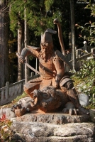 Статуя "Фудзивара-но Такамицу убивает Саруторахэби" (вид спереди)