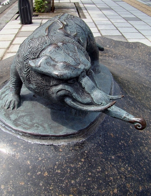 Баку. Статуя на улице Шигеру Мизуки в Сакаиминато