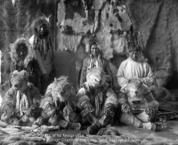 Танец волков. Группа инуитов Аляски в ритуальных костюмах. Фото братьев Ломен, 1903-1915