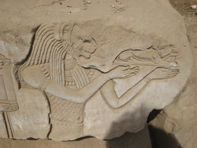Древнеегипетский бог Маахес. Барельеф в храме Хатхор в Дендере