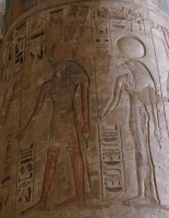 Бог Монту и его супруга Тененет-Рат-тауи. Барельеф колонны в погребальном храме Рамсеса III в Мединет-Абу