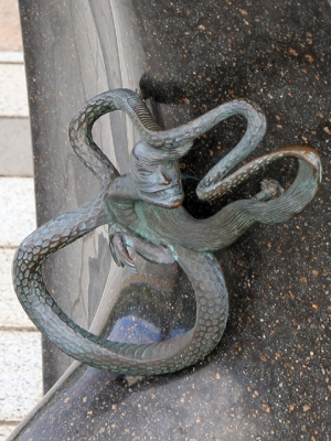 Нурэ-онна. Скульптура на улице Шигеру Мизуки