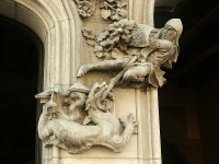 Дракон в составе скульптурной композиции на дома Амалье (Casa Amatller) в Барселоне