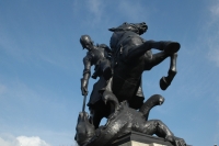Дракон, поверженный рыцарем — военный мемориал в Ньюкасл-апон-тайн
