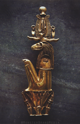Золотая пектораль с изображением бога Херишефа, сидящего на лотосе. Изображение MonsterBrand