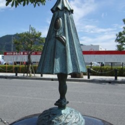 Бронзовая статуэтка каса-обакэ в Сакаиминато, на улице Шигеру Мизуки