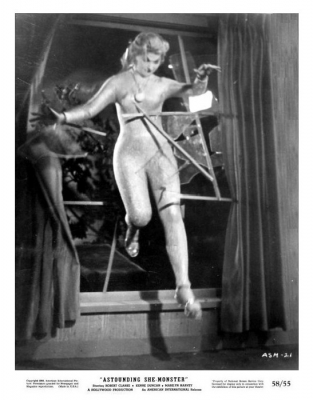 Рекламное фото к фильму "Поразительная женщина-монстр" (The Astounding She-Monster, 1957)