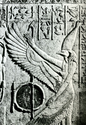 Коршуноголовая богиня Нехбет в белой короне Верхнего Египта на барельефе из гробницы Петосириса (Туна эль-Гебель)