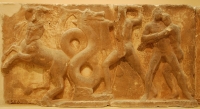 Кентавр, Лернейская гидра, Геракл, он же и Антей на фрагменте украшения проскения священного театра в Дельфах. I век до н.э.