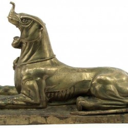 Бронзовая статуэтка мифологического существа, напоминающего яли, сфинкса или макару