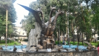 Кощей Бессмертный и Змей Горыныч. Скульптурная композиция фонтана в Новосибирске
