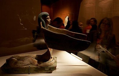 Скульптура крылатой богини-змеи (Меретсегер?) из гробницы Аменхотепа II в Долине царей
