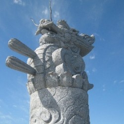 Статуя дракона Цюню на каменной стеле