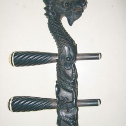 Классическое резное изображение Цюню на головке грифа струнного музыкального инструмента