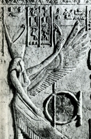 Змееглавая богиня Уто в красной короне Нижнего Египта на барельефе из гробницы Петосириса (Туна эль-Гебель)