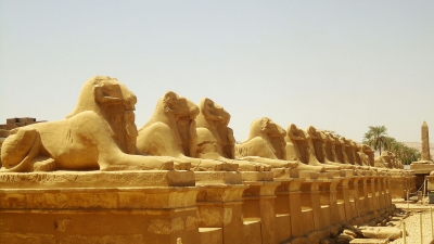 Аллея бараноголовых сфинксов перед храмом Карнака в Луксоре
