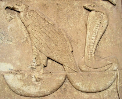 Гриф Нехбет и змея Уаджет — великие матери царя. Фрагмент рельефа из "Белого святилища" Сенусерта I в Карнаке, XII династия