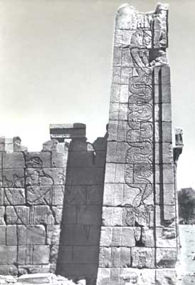 Мероитский бог Апедемак в виде львиноголовой змеи. Стела храма в Нагаа, Судан