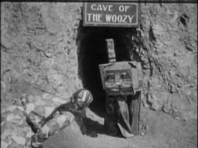 Вузи выходит из своей пещеры к лоскутушке. Кадр из фильма «Лоскутушка из страны Оз» (The Patchwork Girl of Oz, 1914)