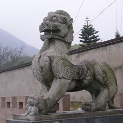 Статуя дракона Хоу в Ниндэ