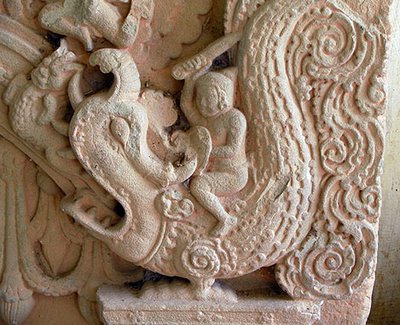 Барельеф с изображением макары-линдвурма из археологического комплекса Самборпрейкук (Камбоджа)