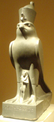 Статуэтка, изображающая Нектанеба II под защитой сокола Хора