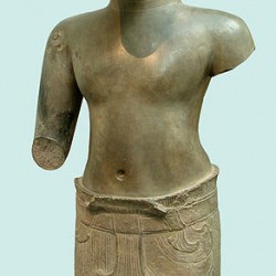 Хаягрива в ипостаси Ваджимукхи. Камбоджийская статуя из песчанника, конец X века