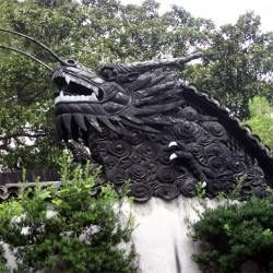 Дракон-лун на стене в саду Юй Юань